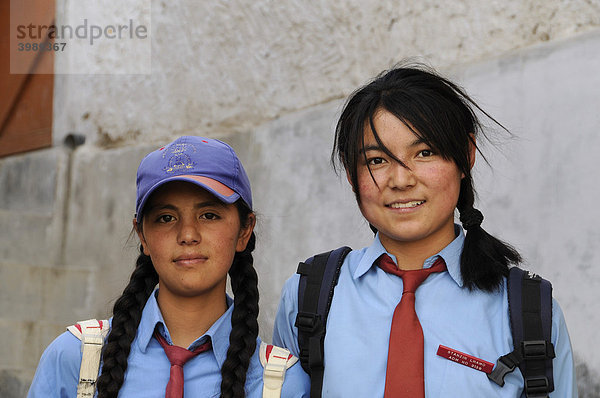 Schülerinnen in Schuluniform  Leh  Ladakh  Indien  Himalaja