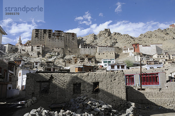 Leh Palast  Blickwinkel aus der Altstadt  Nordindien  Indien  Himalaja