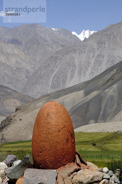 Roter Stein  animistisches Symbol um Geister vom Ort fern zu halten in der Gebirgsoase Khalsar 4000müNN  Khardongla Pass  Ladakh  Indien  Himalaya  Asien