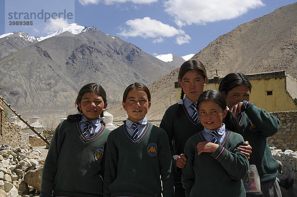 Schulkinder in der Nähe der Gebirgsoase Khalsar auf ca. 4000 müNN  Leh  Ladakh  Indien  Himalaja  Asien