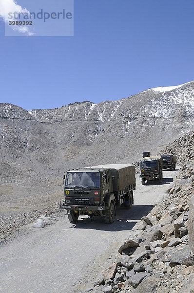Militärkolonne auf dem Weg ins indisch-chinesisch-pakistanische Krisenbebiet am Khardong Pass  Leh  Ladakh  Indien  Himalaja  Asien