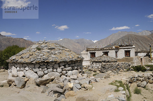 Lhadhos  runde Steinsetzungen  für den Dorfgott mit Matras auf Steintäfelchen  Gebirgsoase Khalsar  Ladakh  Indien  Himalaja  Asien