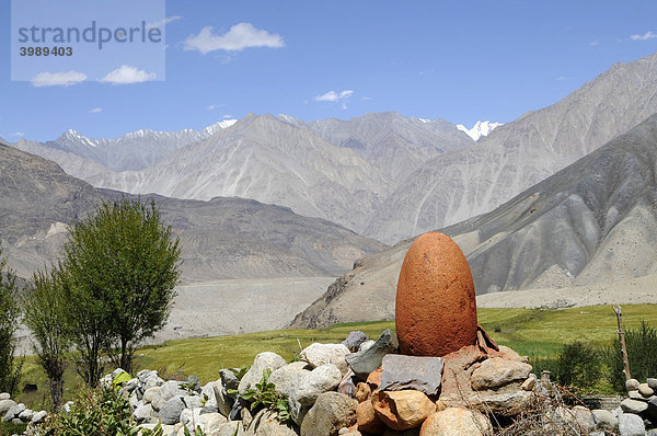 Roter Stein  animistisches Symbol um Geister vom Ort fern zu halten in der Gebirgsoase Khalsar 4000müNN  Khardongla Pass  Ladakh  Indien  Himalaya  Asien