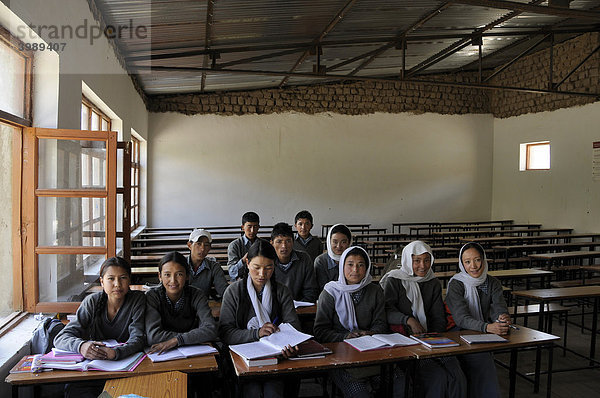 Schulklasse in einer Schule in Phiyang  Ladakh  Indien  Himalaja