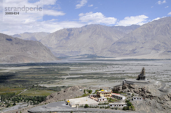 Klosterschule von Diskit und Blick in die Flussoasen des Nubra und Shyoktals  Nubratal  Ladakh  Indien  Himalaja