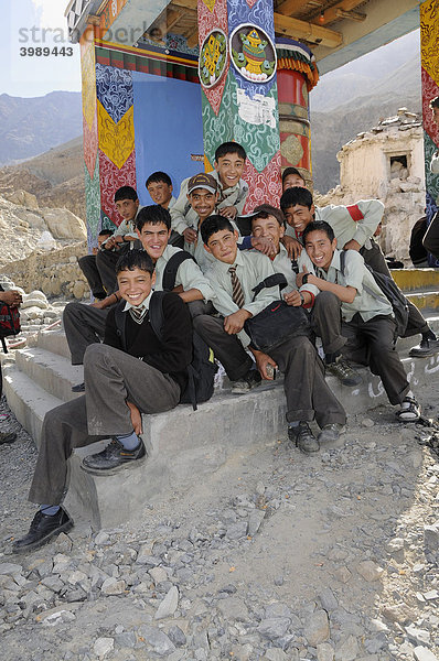 Schüler in Uniform vor einer Gebetsmühle in Hundar  Nubratal  Indien  Himalaja