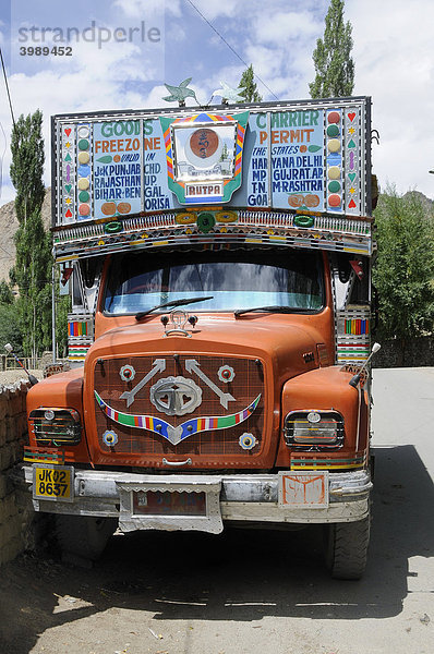 Typischer Lastwagen-Transport vom indischen Tiefland nach Leh  Ladakh  Nordindien  Himalaja