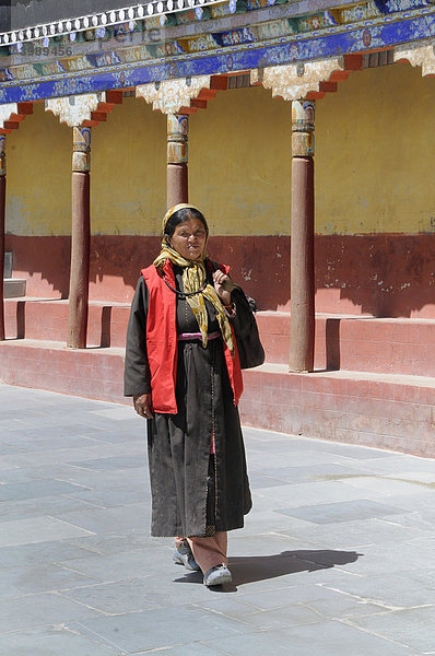 Kloster Thikse  Frau in traditionellem Mantel  Goncha  und modernem Anorak auf dem Klosterhof  Ladakh  Jammu und Kashmir  Nordindien  Himalaja  Asien