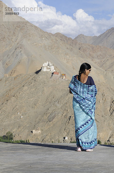 Inderin als Touristin in der Sommerfrische über der Oase Leh mit Blick auf Gonkhang und Burgruine  Ladakh  Indien  Himalaja  Asien
