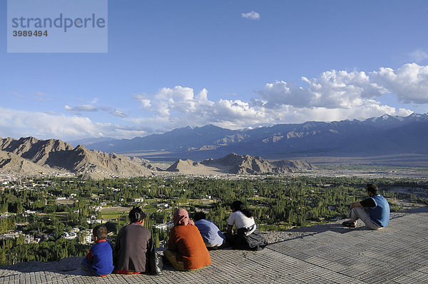 Blick über die Oase Leh bis ins Industal  im Vordergrund Ladakhis  Ladakh  Nordindien  Himalaja