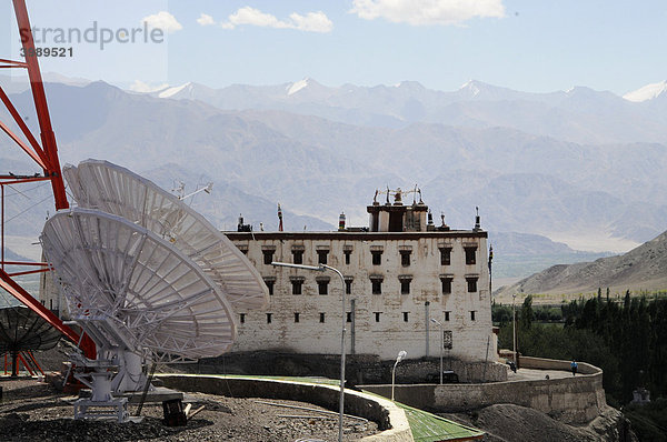 Palast von Stok mit Satellitenantennen der Radiostation von Ladakh  Nordindien  Himalaya