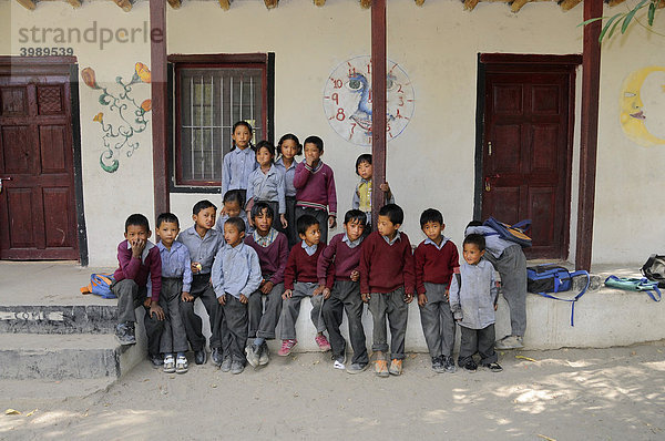 Grundschulkinder vor ihrer Dorfschule  Leh  Ladakh  Nordindien  Himalaja