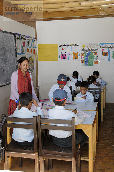 Blick in einen Klassenraum an der privat-religiösen Druk White Lotus School in Shey  Ladakh  Indien  Nordindien  Himalaja  Asien