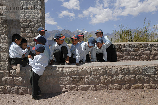 Grundschulkinder auf dem modernen Pausenhof der privat-religiösen Druk White Lotus School  Shey  Ladakh  Indien  Nordindien  Himalaja  Asien