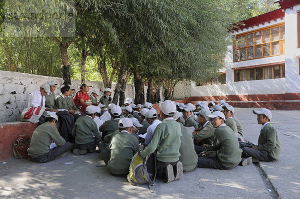 Schulklasse lernt auf dem Schulhof in der Herrenhuter Missionsschule  Leh  Ladakh  Indien  Nordindien  Himalaja  Asien