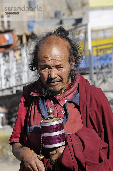 Buddhistischer Mönch mit Gebetsmühle  Leh  Ladakh  Nordindien  Himalaja  Asien