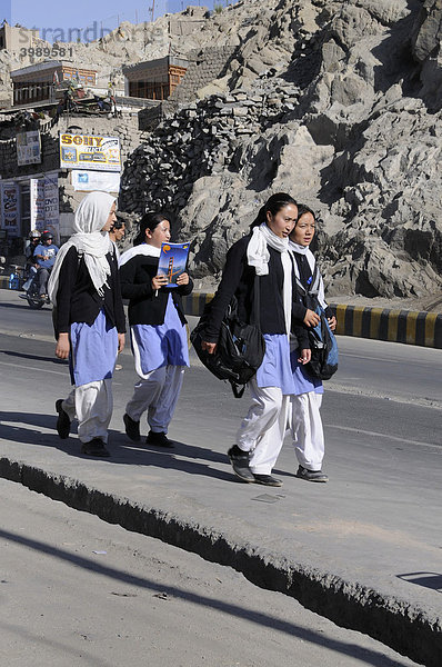 Schülerinnen in Schuluniform kommen aus der Schule  Leh  Ladakh  Indien  Himalaja  Asien