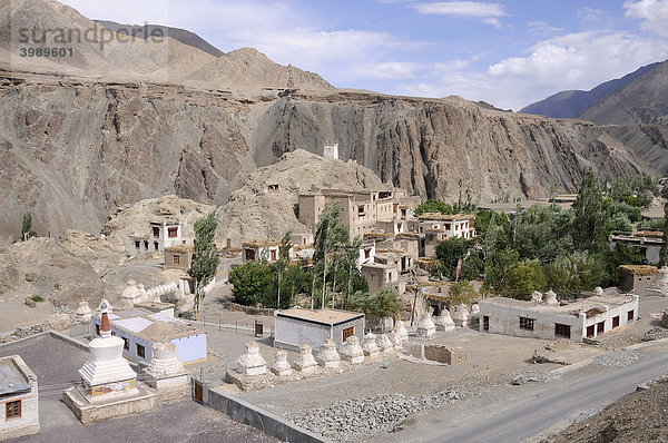 Ansicht des Dorfes mit Chörten und Burgruine vor Alchi  Ladakh  Indien  Himalaja  Asien