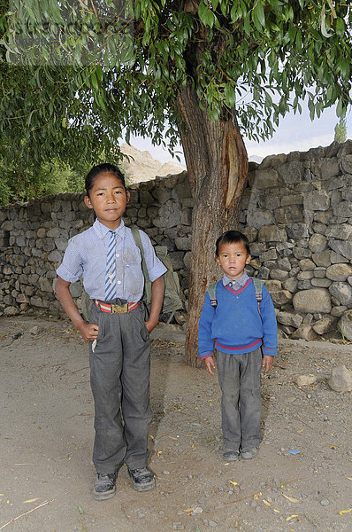 Ladakhi Schulkinder auf dem Heimweg  Leh  Ladakh  Indien  Himalaja  Asien