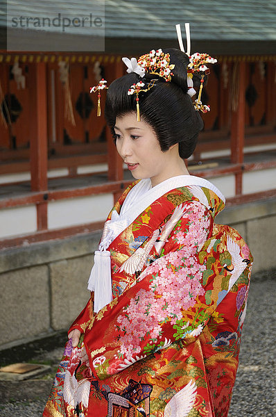 Braut in traditionellem Kimono bei einer shintoistischen Hochzeit im Yasaka Schrein  Maruyama Park  Kyoto  Japan  Asien