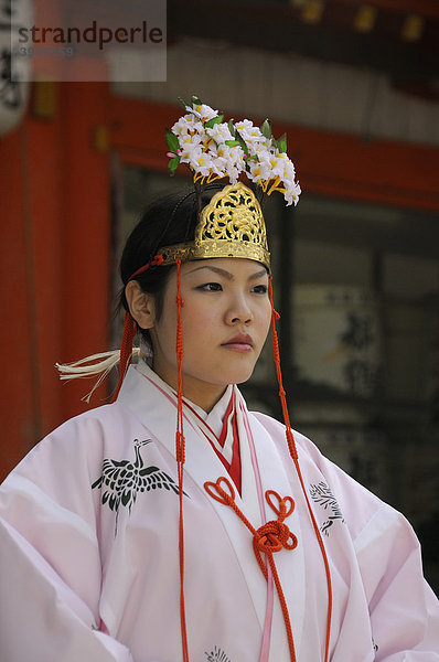 Miko  Schreindienerin  führt den Brautzug an  Yasaka Schrein  Maruyama Park  Kyoto  Japan  Asien