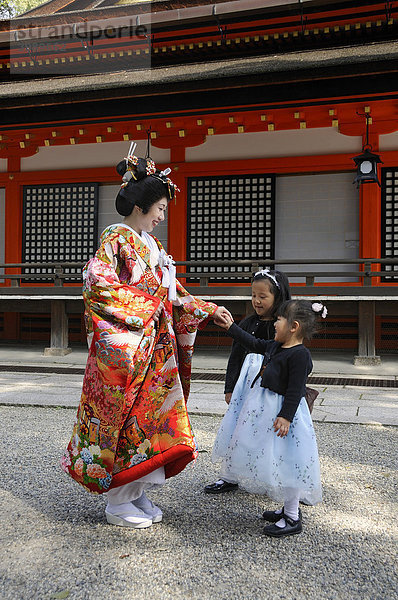 Braut in traditionellem Kimono bei einer shintoistischen Hochzeit im Yasaka Schrein und Hochzeitskinder  Maruyama Park  Kyoto  Japan  Asien