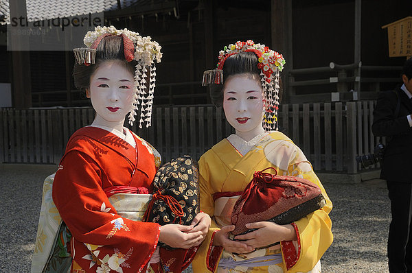 Maikos  Geishas in Ausbildung  im Gionviertel  Kyoto  Japan  Asien