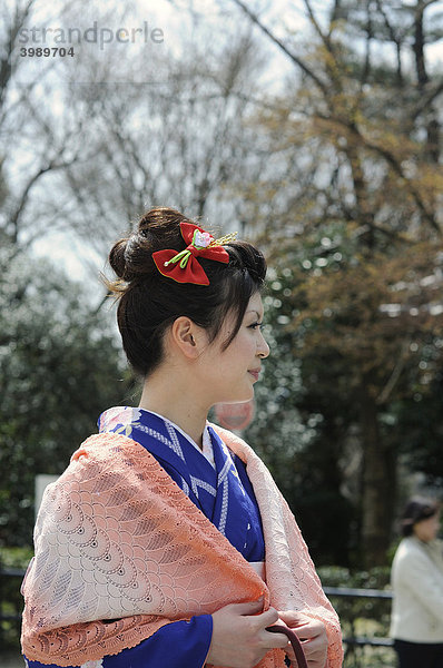 Jugendliche im Kimono in der Altstadt  Kyoto  Japan  Asien