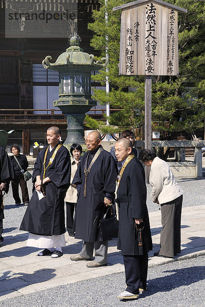 Buddhistische Mönche am Chion-in-Tempel in Kyoto  Japan  Asien