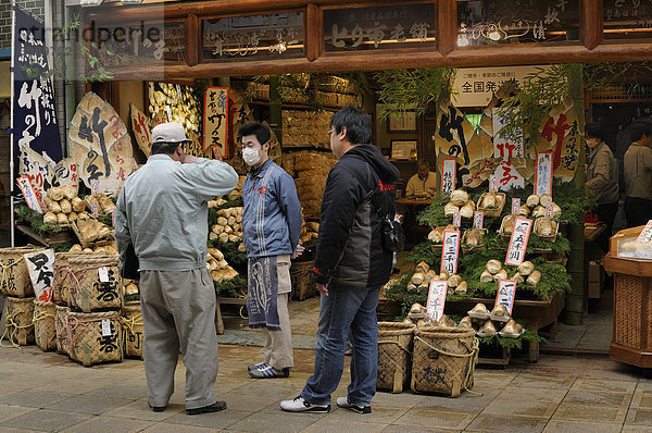 Geschäft in der Teramachi Einkaufspassage verkauft Bambussprossen zum Essen  Kyoto  Japan  Asien