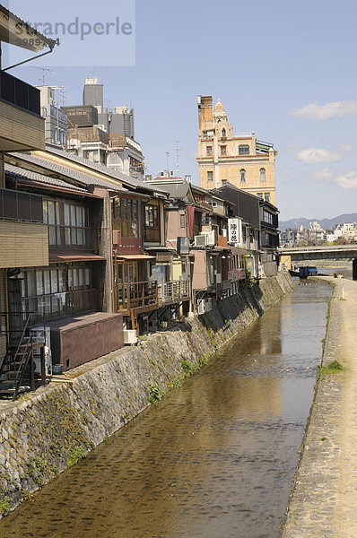 Kanal entlang der traditionellen Häuser am Kamufluss im Stadtzentrum von Kyoto  Japan  Asien