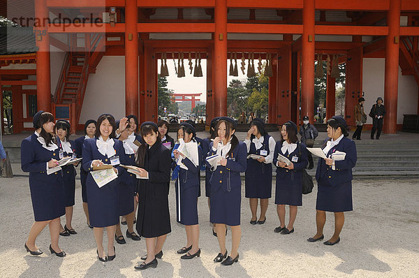 Japanische Reiseführerinnen  Hostessen  werden im Heian Schrein in Kyoto ausgebildet  Japan  Asien