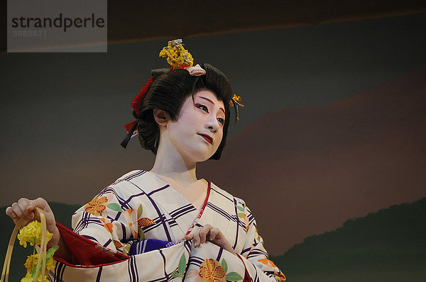 Odori  Mikotänze von Geishas in Ausbildung  im Gion-Viertel  Kyoto  Japan  Asien