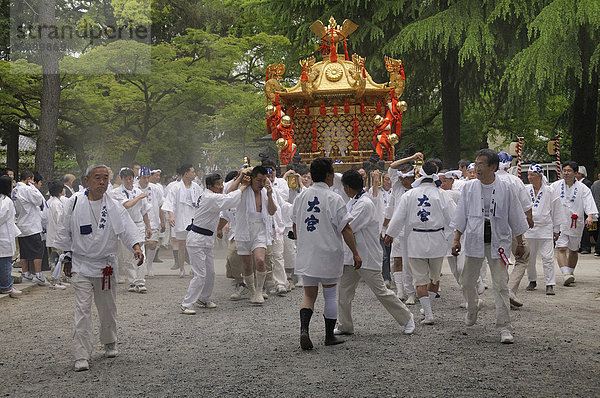 Matsuri  Schreinfest  Start der Prozession vom shintoistischen Schrein durch das zugehörige Wohngebiet  Imamiya Schrein  Kyoto  Japan  Asien