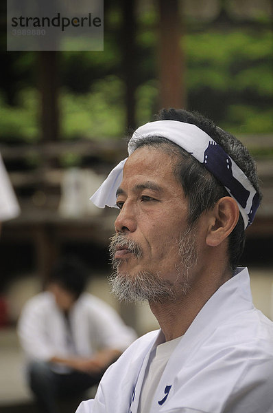 Matsuri  Schreinfest  Träger der shintoistischen Prozession  Imamiya Schrein  Kyoto  Japan  Asien