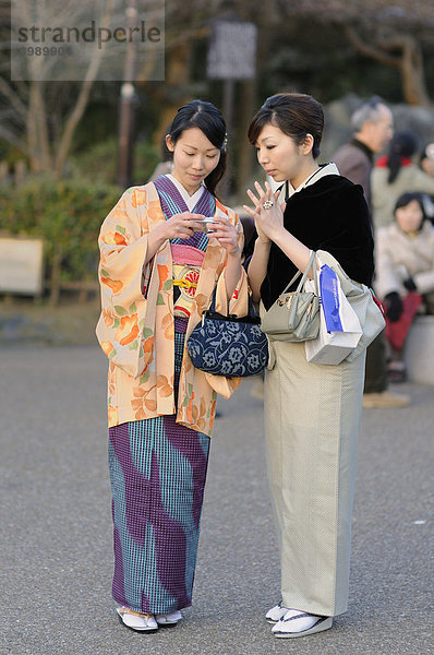 Jugendliche tragen die traditionelle Kleidung  Kimono  im Maruyama Park  Kyoto  Japan  Asien