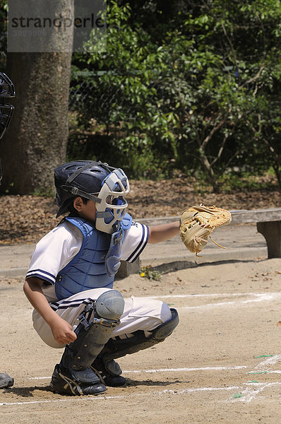 Kind trainiert am Sonntag den Nationalsport Baseball auf dem Gelände des Kaiserpalastes in Kyoto  Japan  Ostasien  Asien
