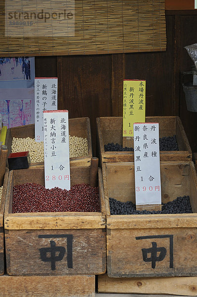 Traditionelles Geschäft für losen Bohnenverkauf  Nara  Nara-machi  Japan  Ostasien  Asien
