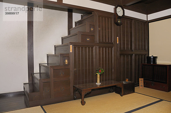 Typischer Treppenschrank in einem alten Handelshaus  heute Museum  Nara  Nara-machi  Japan  Ostasien  Asien