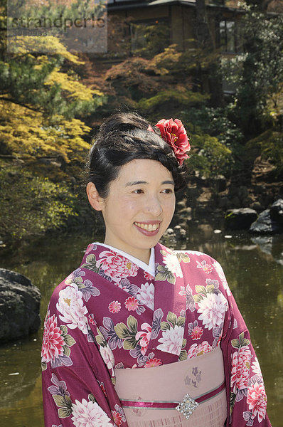 Japanerin im Frühlingskimono beim Kirschblütenfest im Maruyama Park  Japan  Ostasien  Asien