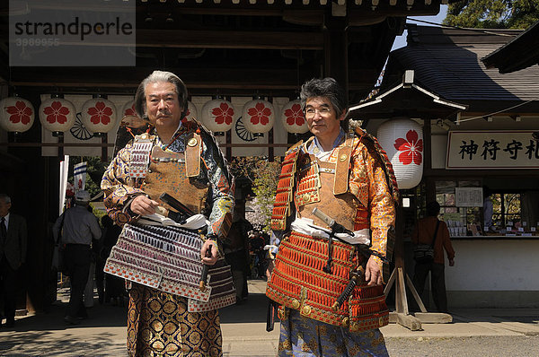 Japaner als Samurai verkleidet beim Matsuri  Schreinfest  im Hirano Schrein  Kyoto  Japan  Ostasien  Asien