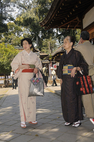 Japanerinnen im Kimono  beim Schreinfest  Matsuri  im Hirano Schrein  Kyoto  Japan  Ostasien  Asien