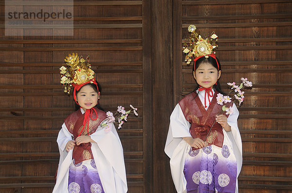 Mädchen verkleidet für das Schreinfest  Matsuri  im Hirano Schrein  Kyoto  Japan
