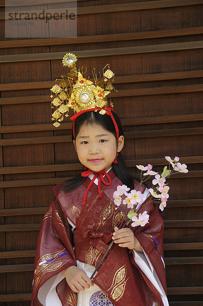 Mädchen verkleidet für das Schreinfest  Matsuri  im Hirano Schrein  Kyoto  Japan