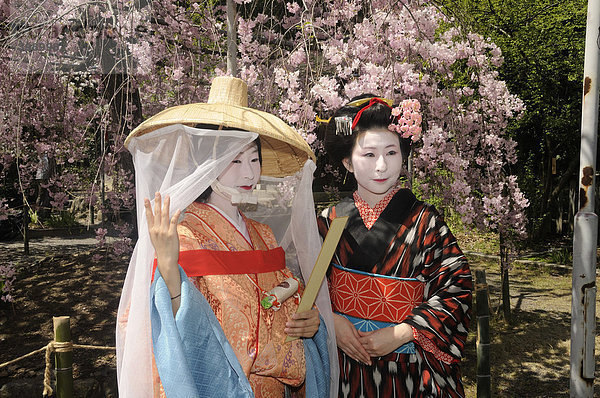 Japanerinnen in Kleidungen aus der Heian-Periode  Prozessionsteilnehmerinnen  Hirano Schrein  Kyoto  Japan  Ostasien  Asien