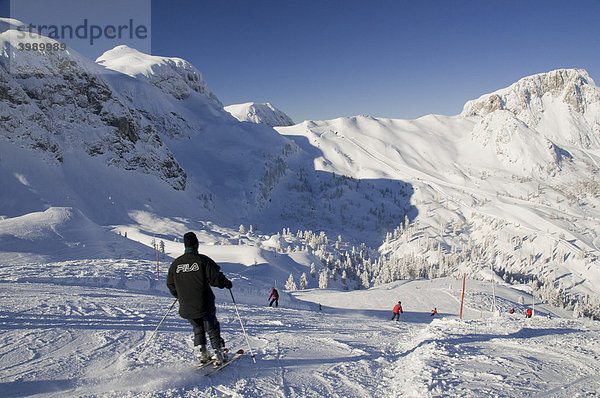 Schifahrer auf Schipiste vor Bergpanorama  Nassfeld  Kärnten  Österreich