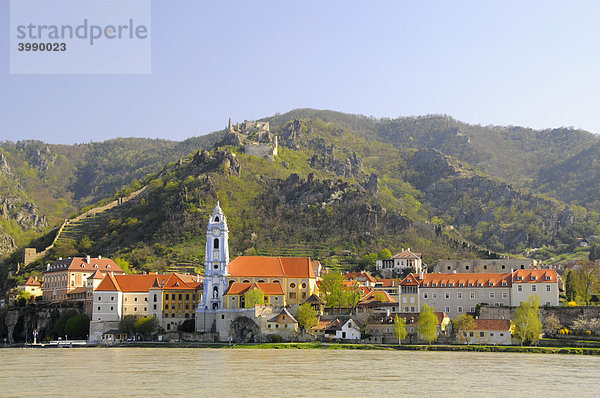 Blick über die Donau auf Ort und Ruine Dürnstein  Wachau  Niederösterreich  Österreich  Europa