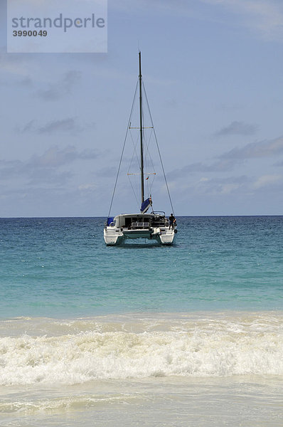 Katamaran vor Anse Lazio  Insel Praslin  Seychellen  Afrika  Indischer Ozean