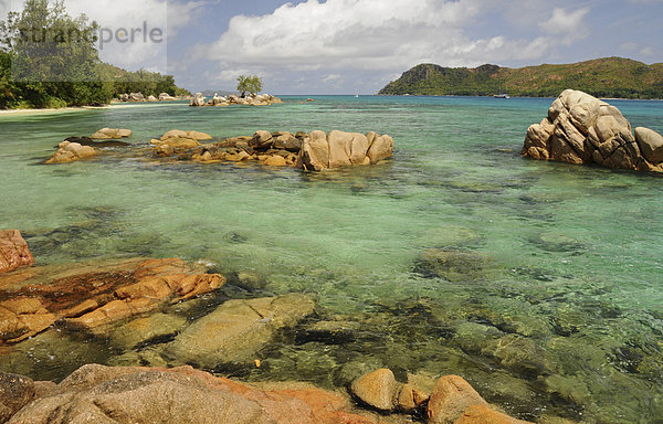 Granitfelsen vom Meer umspült  Anse Takamaka  Insel Praslin  Seychellen  Afrika  Indischer Ozean