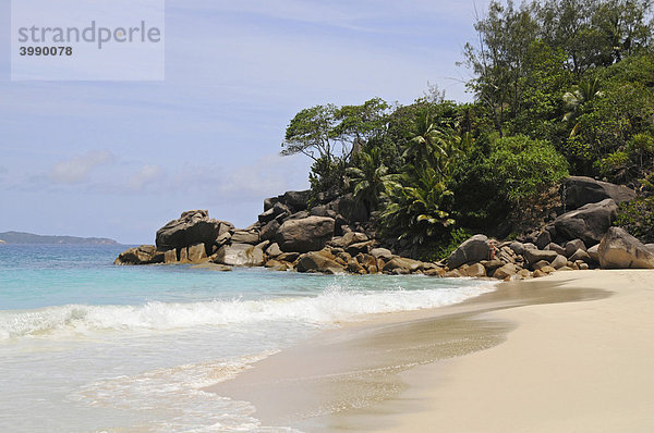 Sandstrand mit Granitfelsen und tropischer Vegetation  Anse Georgette  Insel Praslin  Seychellen  Afrika  Indischer Ozean